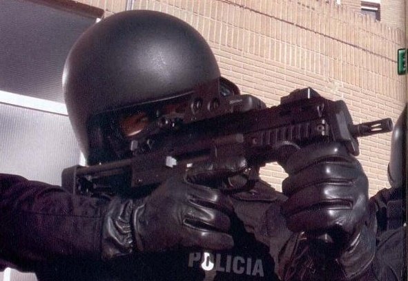 tacticalporn's tweet photo. Spanish Police Special Operations Group member during training 

@policia #GEO #CounterTerrorism #HecklerAndKoch #MP7A1 #EOTech https://t.co/gDGV8qQ9NI