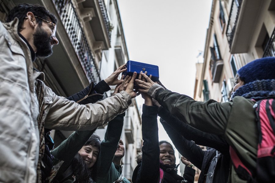 La_Directa's tweet photo. #DirectaPaper | Les comunitats
autofinançades plantegen una forma d’estalvi comunitària al marge dels bancs, a partir de la recuperació de pràctiques ancestrals de l’Amèrica Llatina i el continent africà https://t.co/qcooAfQzV4 Reportatge d'@estherbm82 publicat a la #Directa448 https://t.co/8YyHmH4iQH