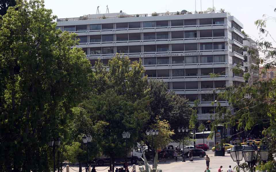 ekathimerini's tweet image. Taxes make Greeks think there is no point working any harder dlvr.it/Qd99pf