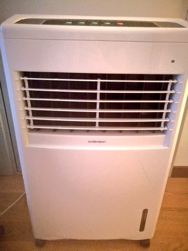 Robert_USD's tweet photo. Helt ny fäkt från Andersson säljes! Flera inställningar med falsk marknadsföring ingår, bl.a. "icybreeze". Fungerar knappt, blev t.o.m varnad i butik men fanns inget alternativ och det var 80 grader i lyan. Nypris 800kr, säljes för 150.000kr #andersson #netonnet https://t.co/v9etVoZWtb