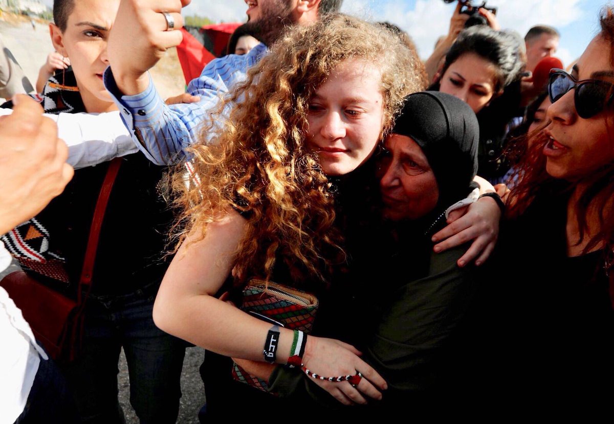 İşgale karşı hakça sıkılmış yumruklarıyla dimdik duran Filistin Davası’nın cesur kızı Ahed Tamimi, 8 ayın sonunda prangalarından kurtuldu. Ahed Tamimi’nin şahsında vücut bulan işgale karşı direniş ve özgürlük aşkı, özgür ve bağımsız Filistin’in ruhu olacaktır.
