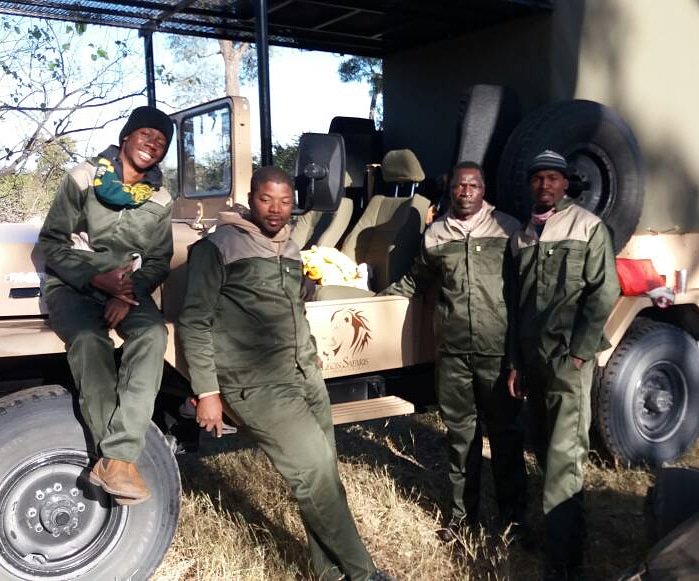 LeonSafaris's tweet photo. Behind every mobile is a group of guys that gets it all done . From great food to camp prep , Meet the Leon safaris backup team .

#leonsafaris #Botswana #Safaritime #Khwai #MoremiGameReserve https://t.co/bvKG7pluMm