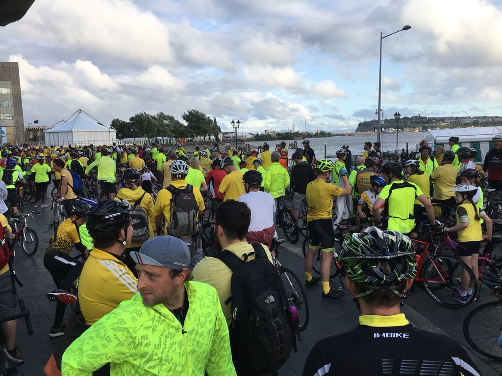 Great scenes at the sennydd tonight! Chapeau <a href="/GeraintThomas86/">Geraint Thomas</a> !