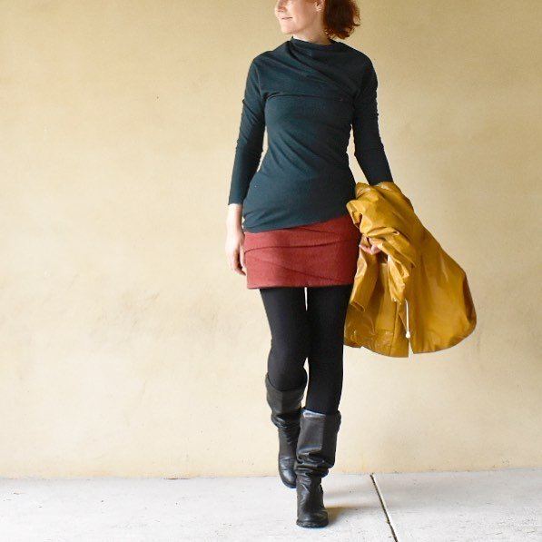 paprikapatterns's tweet image. LOVE everything about this outfit by @handmadebycarolyn! The colours go so well together, there&apos;s a #patternmagic shirt that actually looks great (as opposed to when I made it and it just looked weird), and of course the #jadeskirt!