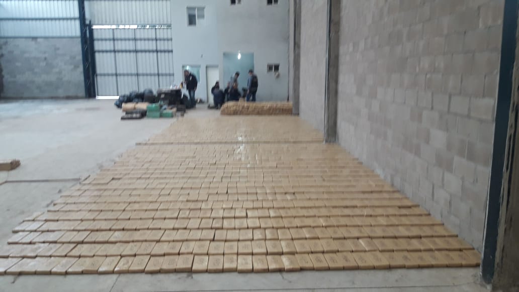 mozojavier's tweet photo. #Ahora #Moreno - #Catonas  Sub DDI de San Miguel incauta aprox 5000k de #marihuana. Hay 5 detenidos, 4 de nac paraguaya y 1 argentino. https://t.co/bQZ2RyPHCI