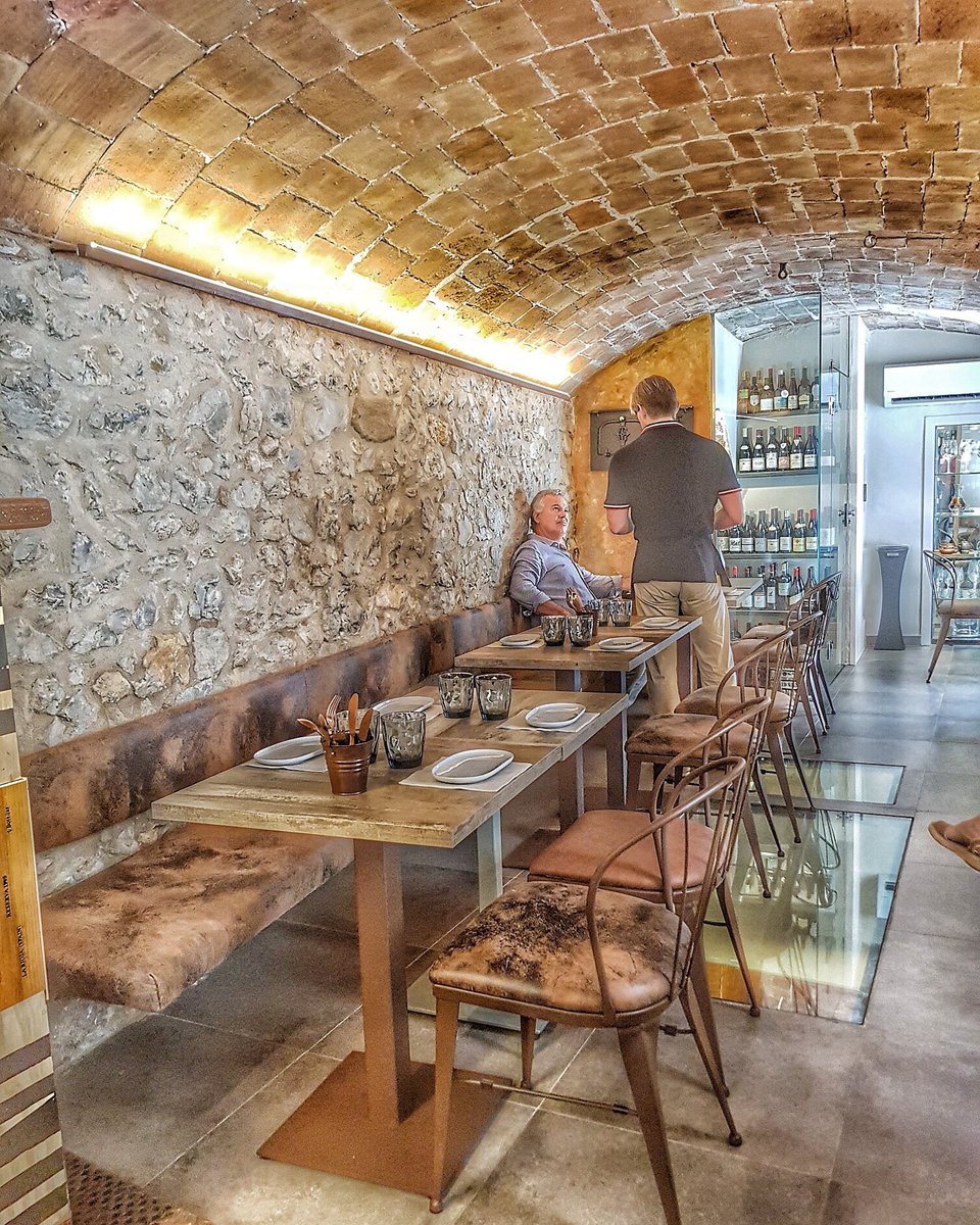 uainconcept's tweet photo. La comunicación y el feedback con el cliente es para nosotros un elemento básico e indispensable en el servicio de sala  🤗 🤝 #uain #uainconcept #topsala #lescala #bardevins #gastronomia #costabrava #emporda #sommelier https://t.co/RRe4mK1tfu