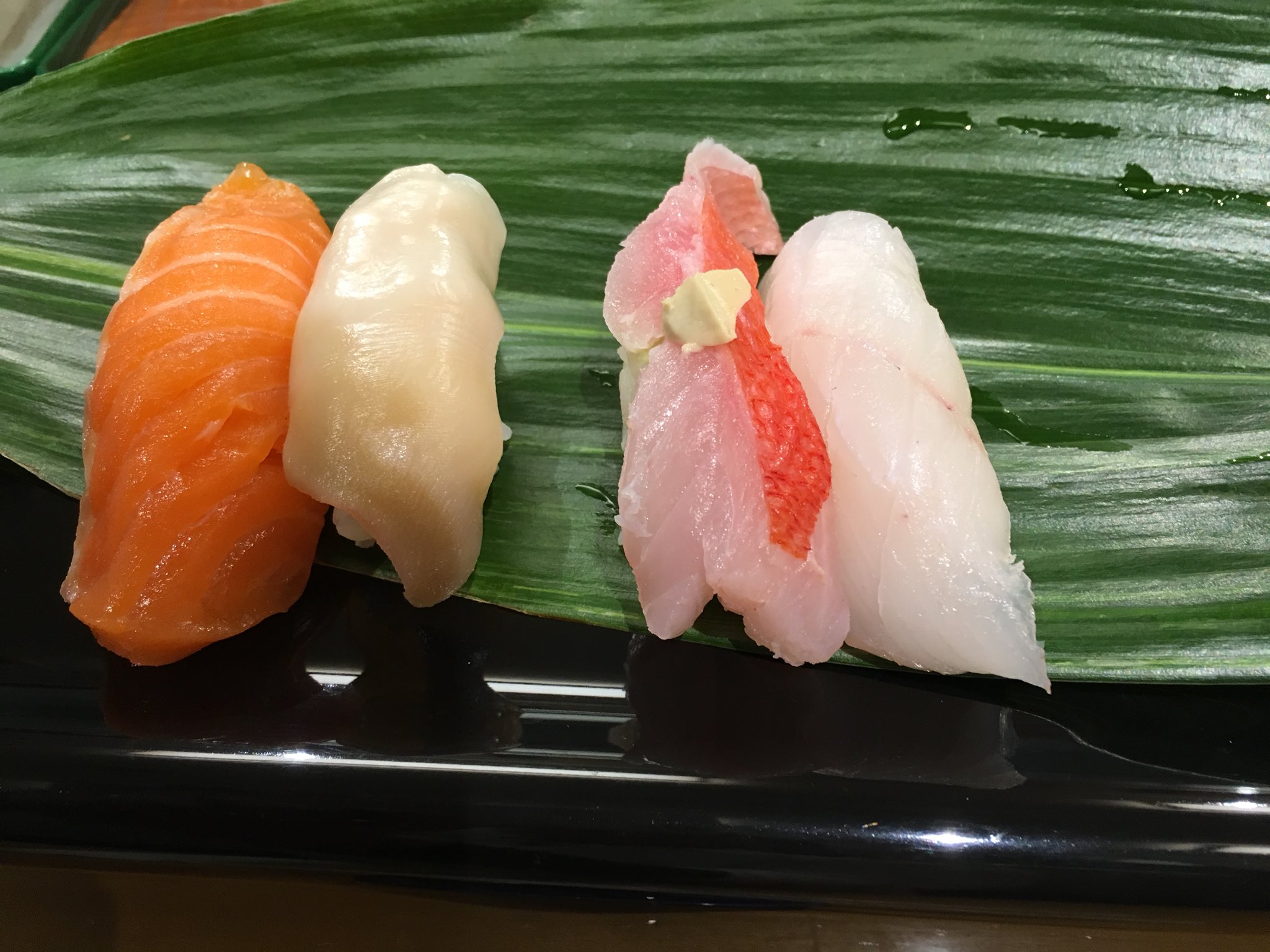 あくりき Mbf準備中 函館市場の寿司屋 鮮昇さんにて １枚目右から 生ほっけ きんき ほっき貝 サーモン 皮トロ にしん ずわいがに いくら うに ぼたん海老 海老頭汁 羊蹄山の水を使い お米も羊蹄山の水系で育った真狩のものを使うので 良く馴染む