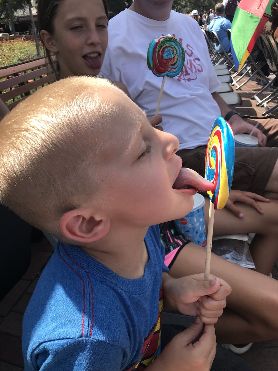 AWoliczko's tweet photo. My little guy killinβ his lollipop at @Disneyland #PixarParade https://t.co/gNrkeo6QF1