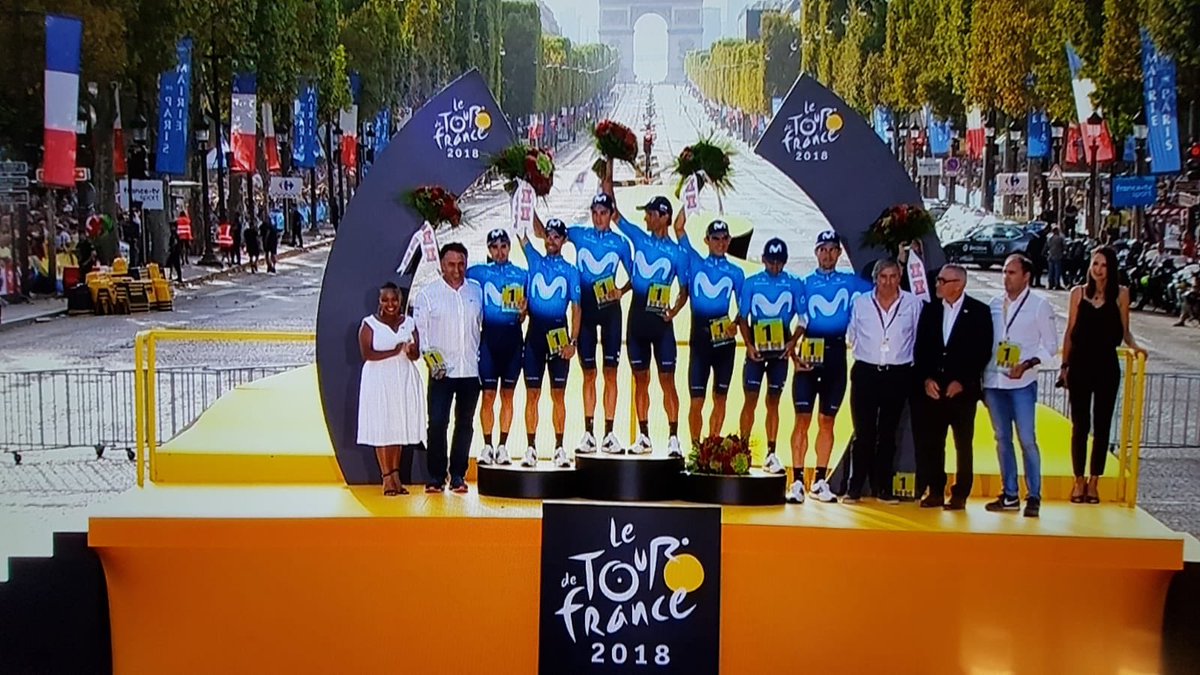 PRuelle615etCie's tweet photo. Sur France 2 remise du trophée de la meilleure équipe par la Banane de Guadeloupe et Martinique https://t.co/D5kb1SmYyP