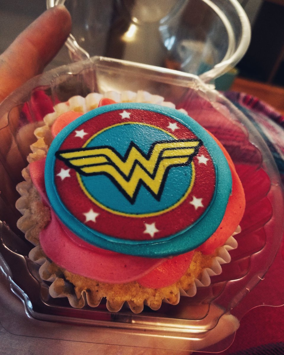 j_fischer_bell's tweet photo. With love from Comicon. More. I want more love. 

#Comicon2018 #WonderWoman #geekcake https://t.co/hs2bQjPbbA