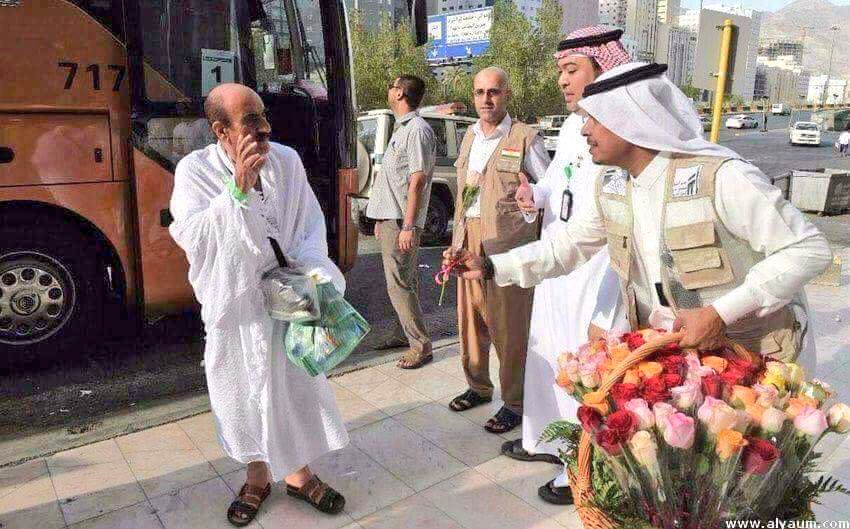 #السعودية العزيزة كعادتها دائما 
تستقبل ##ضيوف_الرحمن بالورود وتحتفي بهم دون تمييز وجنس وعرق وتوفر لهم كل السبل والإمكانات وتعد خدمتهم شرف، وهذا الشرف خص به الله المملكة حكامآ وشعبآ أعز الله #بلاد_الحرمين 🇸🇦
#الحج_طمأنينة_وأمان
#العالم_في_قلب_المملكة
 #المملكه_في_خدمه_الحجاج