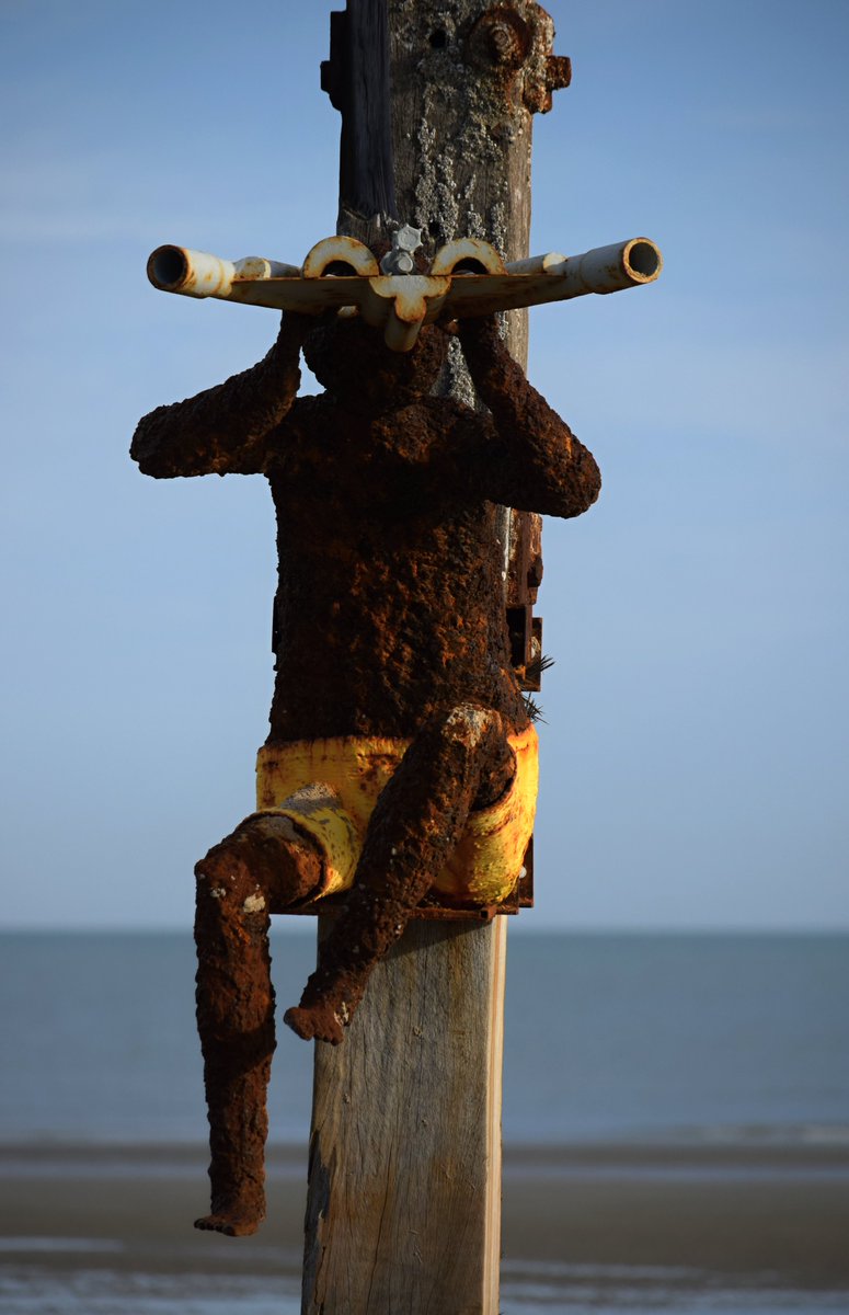 vborghans's tweet photo. Getij-Dingen 2018 - Kunst op strandpalen van Oostduinkerke tot Sint-Idesbald: Berten met de verrekijker (Marc Vanhecke) In ieder appartement staat een verrekijker om de zee te bewonderen. Berten zal nu met zijn enorme verrekijker eens terug kijken. En let op: hij ziet alles! https://t.co/iv37kBjORk