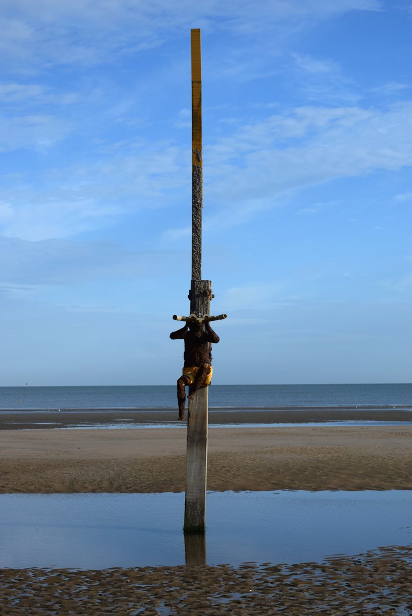 vborghans's tweet photo. Getij-Dingen 2018 - Kunst op strandpalen van Oostduinkerke tot Sint-Idesbald: Berten met de verrekijker (Marc Vanhecke) In ieder appartement staat een verrekijker om de zee te bewonderen. Berten zal nu met zijn enorme verrekijker eens terug kijken. En let op: hij ziet alles! https://t.co/iv37kBjORk