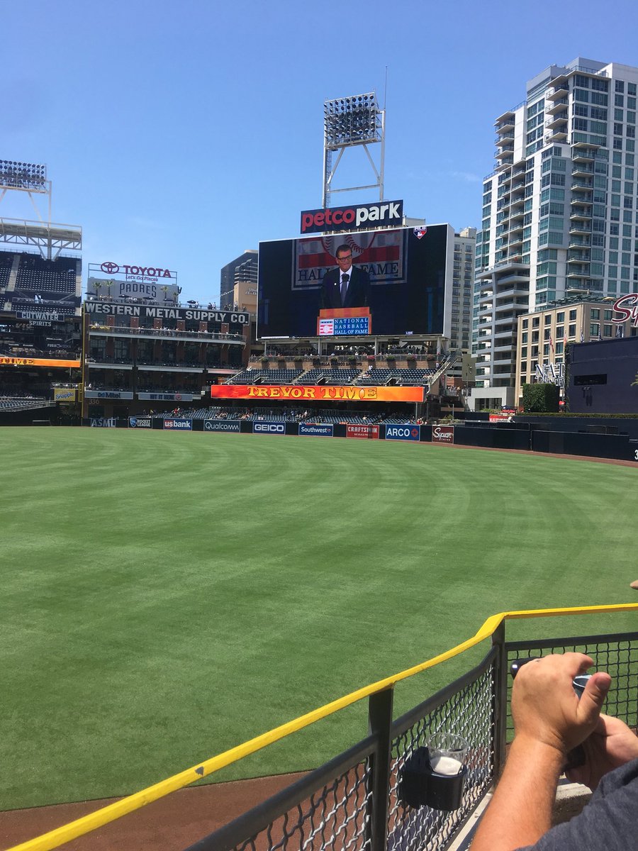 lovinmyppl's tweet photo. @DSmithShow Second best seats in the house for a Great One https://t.co/NiM523kEcH