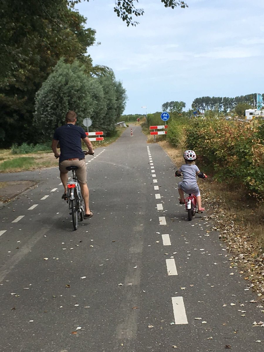 JasperWilderom's tweet photo. Vandaag onze dochter voor het eerst op der fietsje zonder zijwieltjes. Even oefenen op een afgelegen parkeeterrein. Klein uurtje later fietst ze gelijk maar terug naar huis. #trots #kleinemeisjeswordengroot https://t.co/P4foChw0Wl