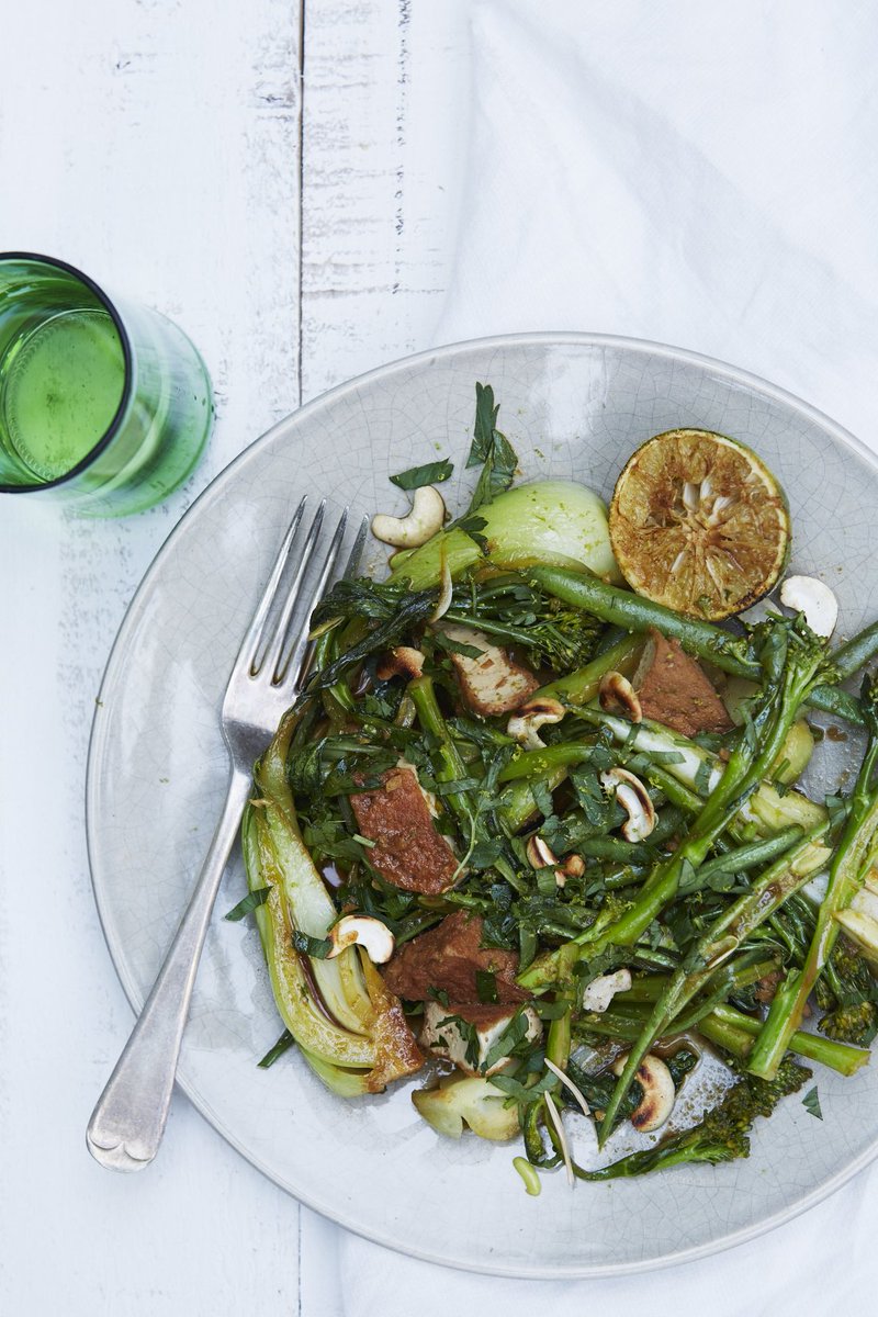 This is a very quick and simple green stir fry using tempeh, a fantastic source of protein which tastes a whole lot better than tofu! It has the power to turn any #meatfreemonday into a taste bud party – even for meat eaters! 👏 💚 honestlyhealthyfood.com/recipe/tempeh-…