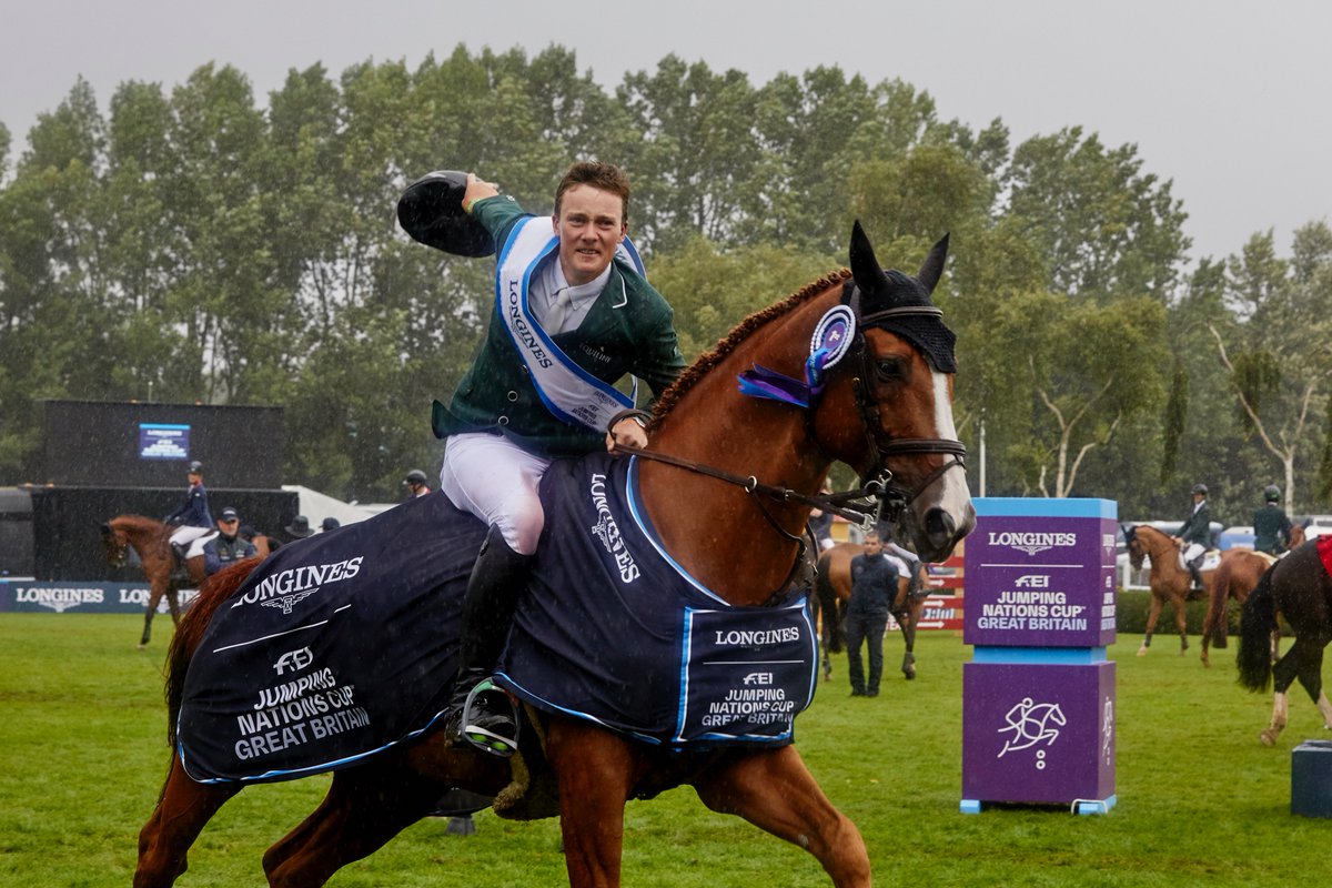 What a day for @TeamIRLEq 😍🏆

The weather may have been against them but the crowds certainly weren't! An electric atmosphere at <a href="/HicksteadEvents/">AEJC, Hickstead</a> for our winners of the @LonginesEq #FEINationsCup! 

Full article 👉 fei.org/stories/irelan…

📸©FEI/ Liz Gregg