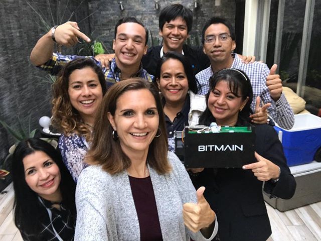 Lydia_GQ's tweet photo. Parte de mi Tribu Hermosa.
@lydia_gq
#bitcoinlife #criptostyle #México #LosGladiadoresDelInternet #ModoVagabundo #ModoBoom
#bitcoin #bitcoins #bitcoinminer #bitcoinmining #bitclubnetwork #bitclubnetworkmexico #lydiagonzálezq
#blockchain #ingresospasiv… https://t.co/6IqhwMsmOE https://t.co/wqad6eC9iA