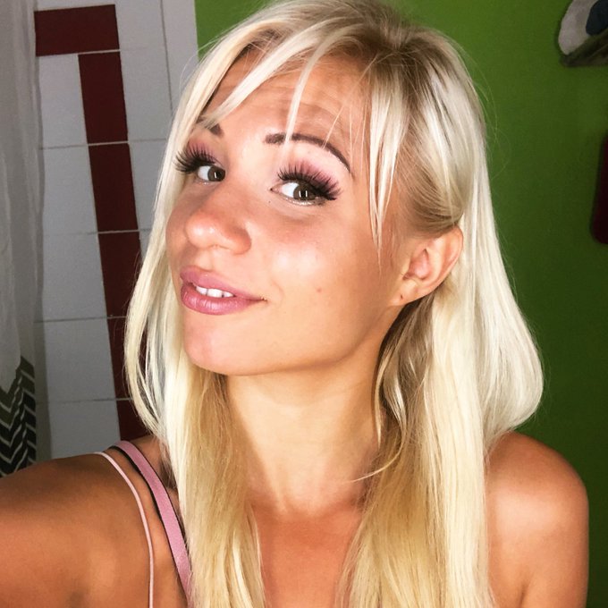 Abendliche Gr&uuml;&szlig;e gehen raus an euch &hearts;️🌸 Ich hoffe ihr hattet alle einen erholsam erfolgreichen Sonntag<a href="/tag/selfie"class="tags"><span>#selfie</span></a><a href="/tag/smile"class="tags"><span>#smile</span></a><a href="/tag/relax"class="tags"><span>#relax</span></a><a href="/tag/girl"class="tags"><span>#girl</span></a><a href="/tag/happy"class="tags"><span>#happy</span></a><a href="/tag/sexy"class="tags"><span>#sexy</span></a><a href="/tag/sex"class="tags"><span>#sex</span></a>