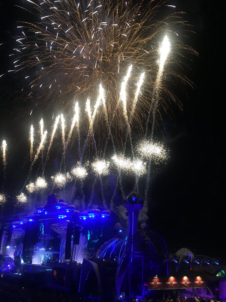 ChocoOxygen's tweet photo. Had the most incredible weekend in Belgium. It’s my calling now, every July. @tomorrowland ... you have my heart.💖 #Tomorrowland #VisitNo2 #OfManyMore #EDM #DJ https://t.co/Rs4xDSBqoP