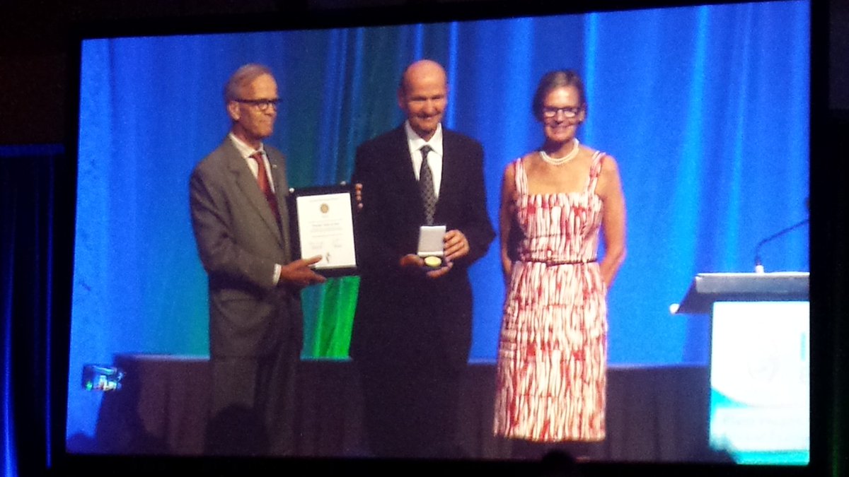 HaroldMeijer2's tweet photo. Pierre de Wit receiving  the Jakob Eriksson Price at the ICPP2018 meeting. #ICPP2018 #WageningenUR https://t.co/hP9RavJDQh
