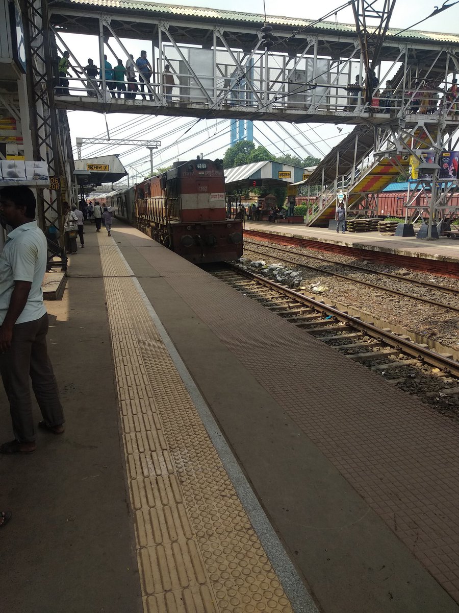 dr_gct's tweet photo. 22512 karmabhoomi Express at BWN with super #offlink WDM-3D of HWH shed arrived with delay of one and a half hours on 29th July 2018. @RailwaySeva @RailMinIndia
#Railfanning at BWN https://t.co/ZeIBx8DZFH