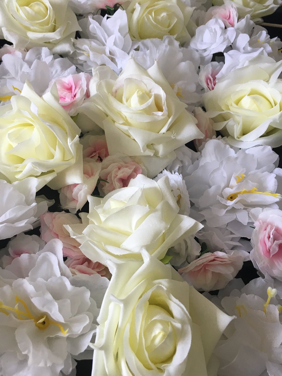 Waiting for the last of my silk flowers to arrive so I can fill this upcycled frame with them all. I can’t actually wait! 
#lilimorganart #3dflowers #abstractartist #flowercollection #art