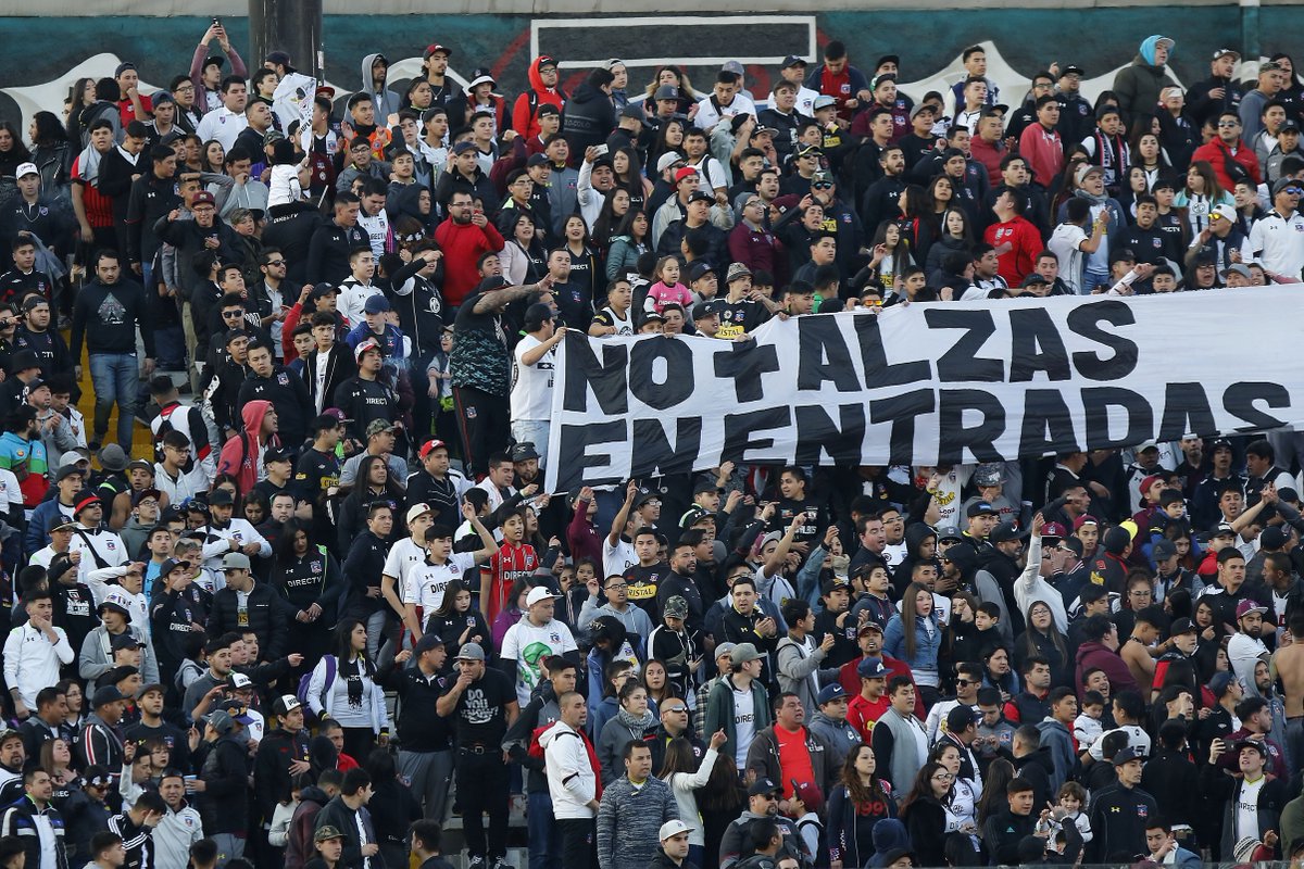 publimetro_dep's tweet photo. #EnDirecto: El reclamo de los hinchas de Colo Colo en el partido ante Curicó https://t.co/waIgJHBAGb https://t.co/M6arDK6kny