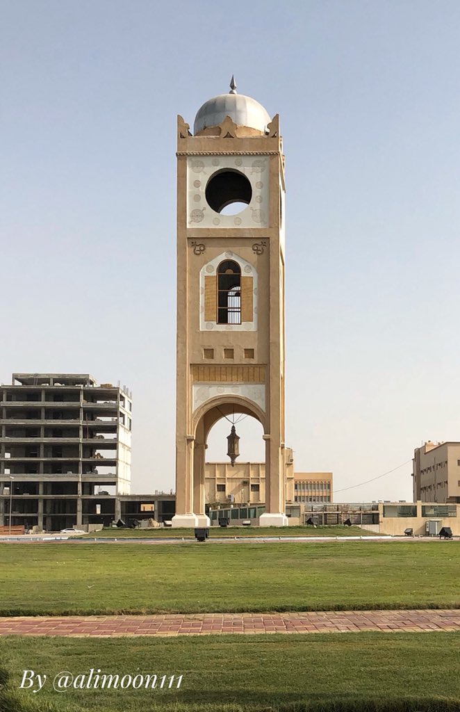 alimoon111's tweet photo. وين الساعة ؟
وهل تكلفتها اعلى من بناء المجسم ؟؟
دوار #بنك_الرياض
،
#الأحساء https://t.co/DagwBjZC67