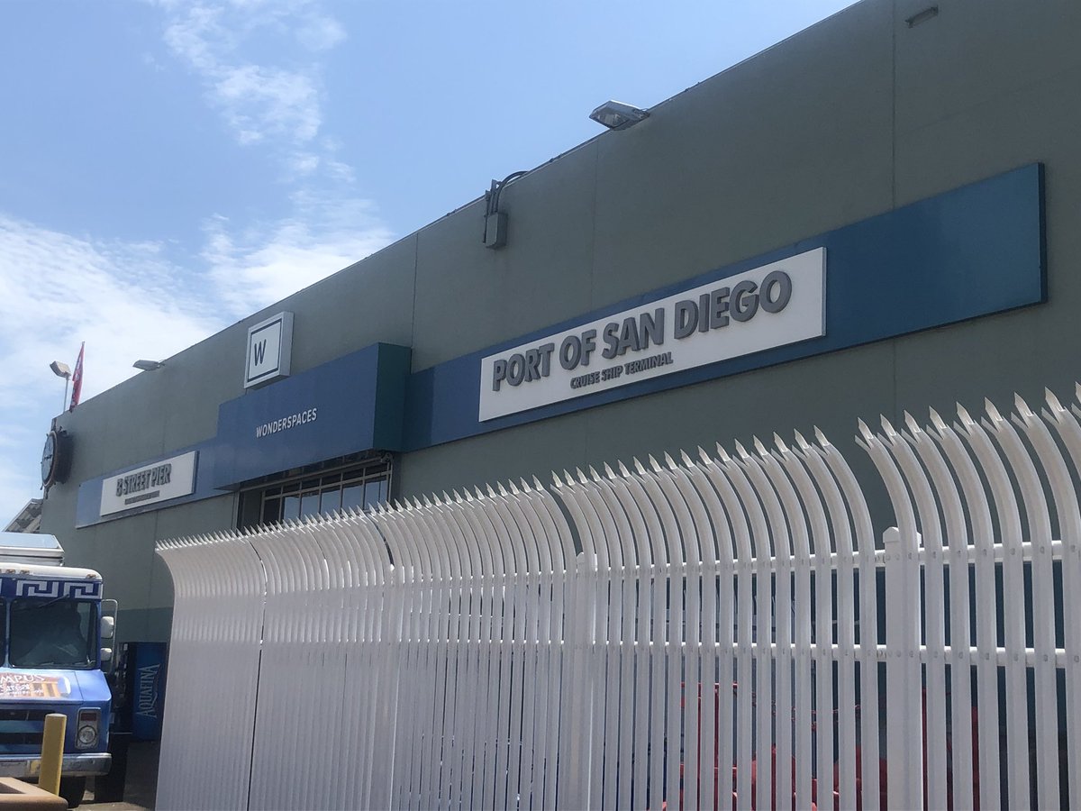 Lesliebroderick's tweet photo. #SanDiego Stop by the port of San Diego today &amp; enjoy a fabulous #Greek #Gryo #Salad  check out #Wonderspaces, rent a bike, make a #phone call old school!
We 💗San Diego! https://t.co/VXHjHiOejG