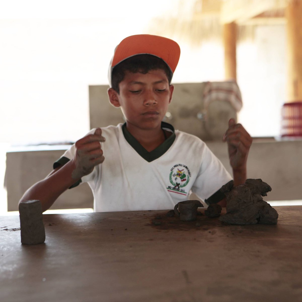 casawabi's tweet image. El taller de barro está dirigido a niños de primaria y secundaria de comunidades aledañas. Su objetivo es revalorizar la importancia y nobleza orgánica del barro, dado que es un referente de la cultura y economía local.

#SinFinesDeLucro #ProgramasComunitarios #ProgramaDeBarro