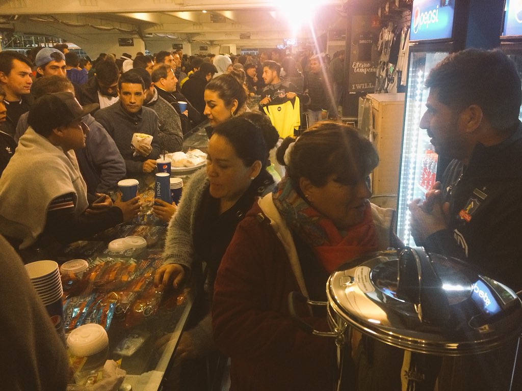 PamelaJuanita's tweet photo. Mientras Esteban Efraín Paredes suda en la cancha por #ColoColo, su hermana Solange atiende su local de café en el hall del Monumental. Su mamá los sirve. https://t.co/dKq72ft3a1