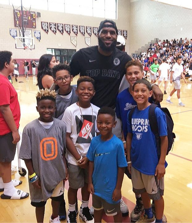 HeidiAnn83's tweet image. ...oh hey there LeBron. What an awesome memory for my boys and their Blueprint teammates!!#OklahomaHoops #BlueprintEliteHoopz #youngBallers #dreamers #LBJ23 #idol #LasVegasClassic #BigfootHoops @KingJames @BigfootHoops