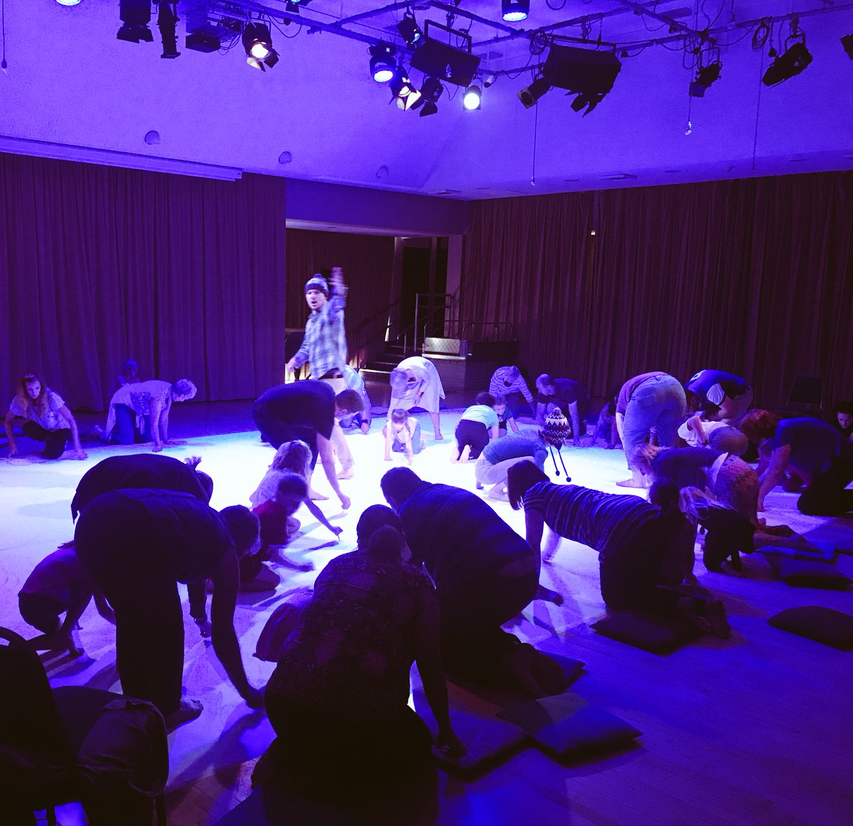 gwennmairjones's tweet image. Penwythnos hyfryd yn @ClwydTweets! Caru cael y lle yn llawn o fobl ifanc sydd erioed wedi bod mewn theatr o blaen! Dyle Theatr fod yn le saff, a ddim yn ddiath, crand, na ‘sgeri’ #accessabilty #poblifanc #dyfodol #MAKEAMESS #takeover #FamilyArtsWeekend #hwylasbri