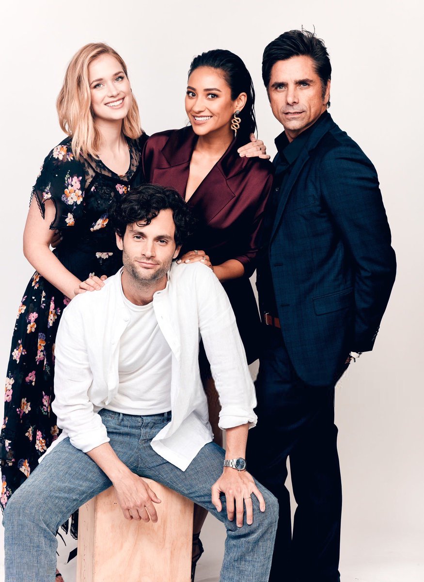 Y0UBRASIL's tweet photo. Elenco da serie YOU no painel do TCA. Segundo o painel de YOU que ocorreu no TCA, a série poderá ser transmitida pela Netflix simultaneamente com a LifeTime no dia 10 de Setembro. https://t.co/4d0myW0faV