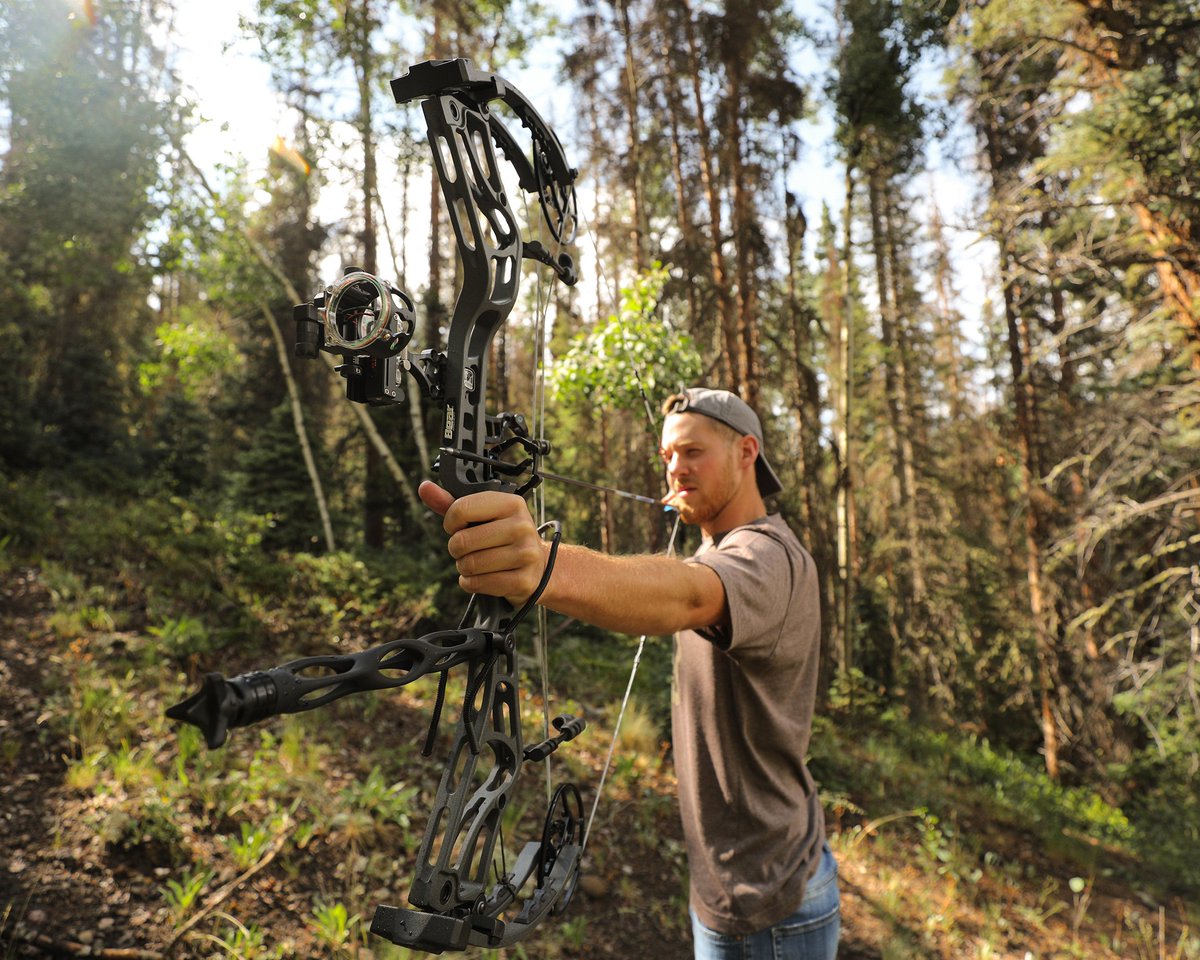 BearArchery's tweet image. With time dwindling down before the season opener, every arrow counts | @identicaldraw #BearArchery #TheCountdownContinues #LegendSeries #BearKuma