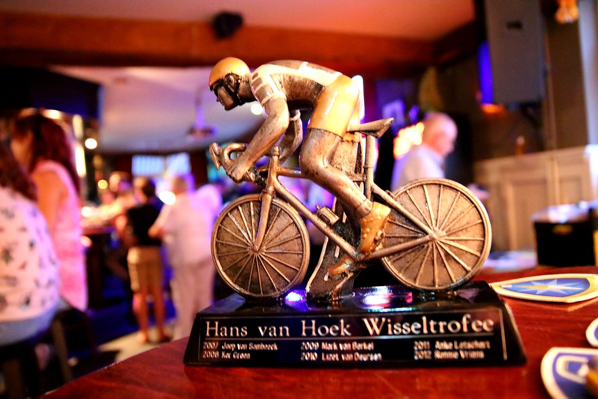stiptourspel's tweet photo. Koen Bloks wint Stippents Tourspel 2018 en ontvangt Hans van Hoek Wisseltrofee https://t.co/nU46mU3ijf https://t.co/svpPO5357T