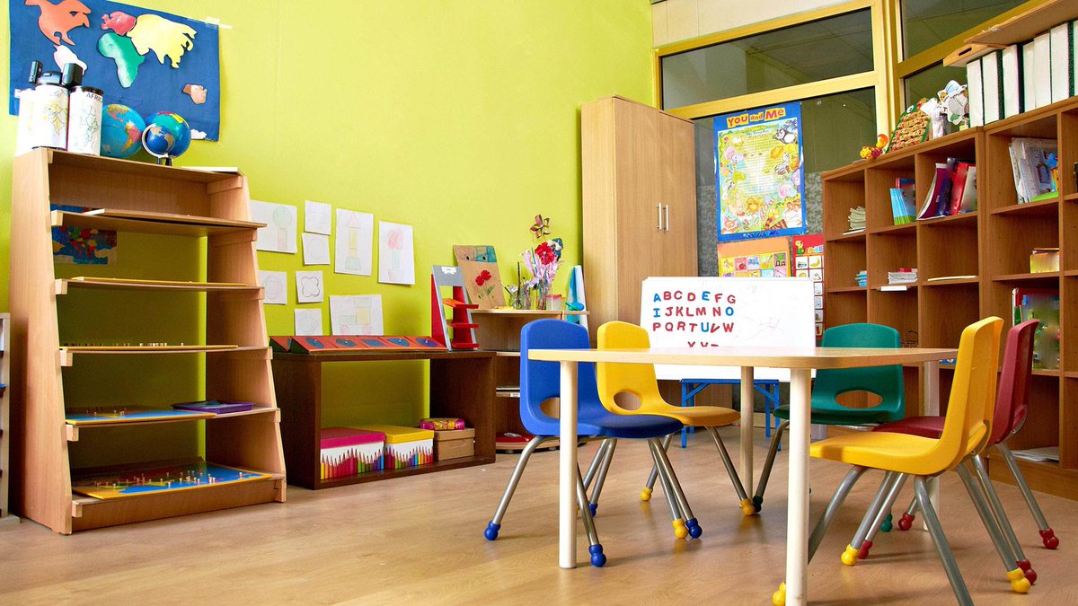 edutopia's tweet photo. Research indicates that light, space, and room layout impact physical and physiological well-being. Here are 4 tips to decrease classroom clutter. https://t.co/BqMDbPLg5h https://t.co/O18Hxr8G9X
