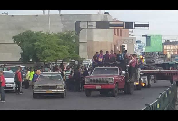 maredit19's tweet image. Maracaibo, la otrora rica ciudad que vive bajo la basura y a oscuras - tinyurl.com/yabgv3nl