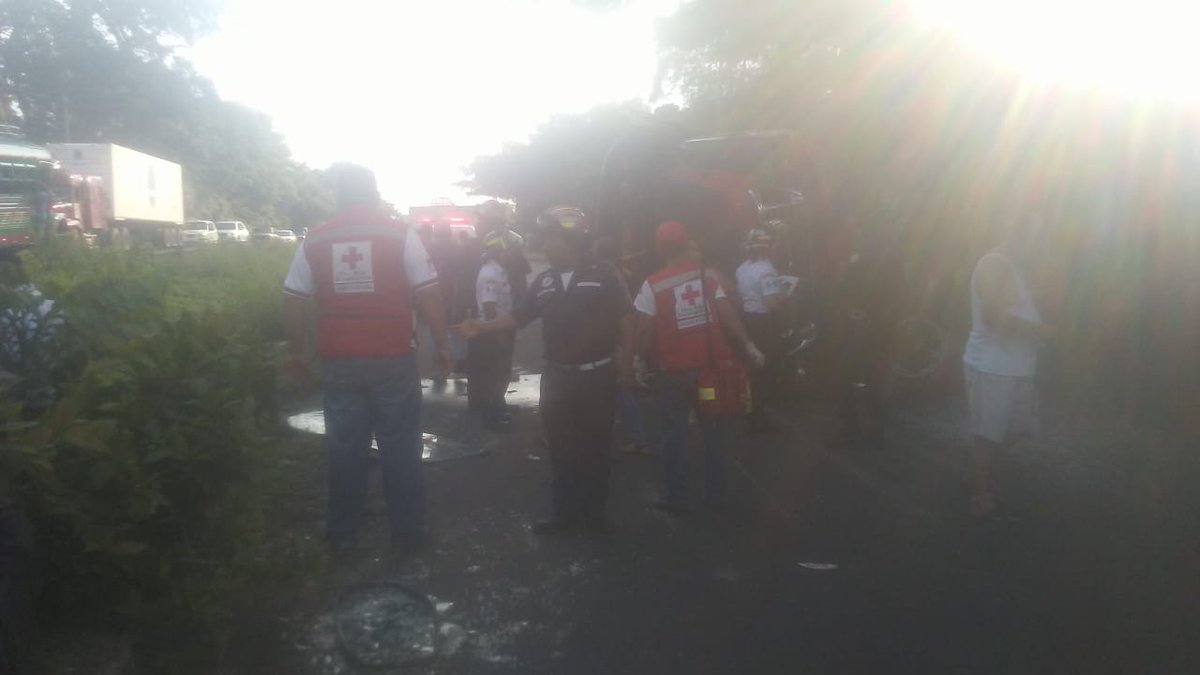 CruzRojaGT_'s tweet photo. #Escuintla

Accidente #transitogt en el km64.5 ruta al Pacífico, autobús extraurbano volcado, socorristas de #CruzRojaGT, #CVB y #CBMDEP se encuentran en el lugar laborando. https://t.co/VYnMxCkTgT