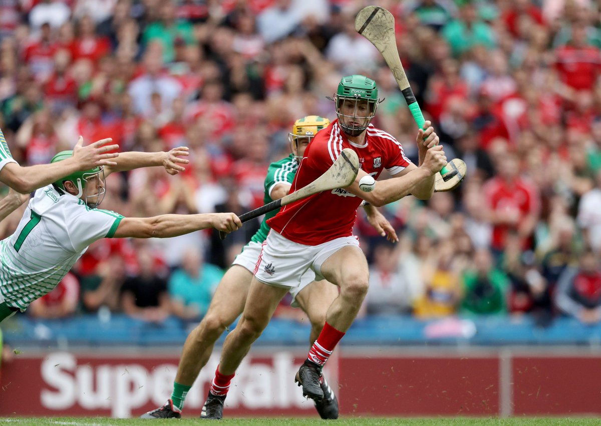 sinead_farrell7's tweet photo. Photographers don't always get the credit in journalism but this super picture from .@TommyDD97 really is fantastic. Captures the exact moment Nickie Quaid reaches in to whip the ball away from Harnedy and does the moment justice. https://t.co/UtRFI3Qzn8