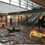 スウェーデンの駅が大雨で浸水？意外と楽しそうにしてる!