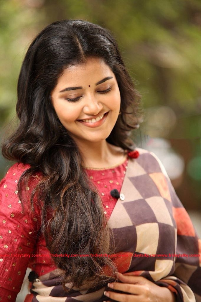 FridayTalky's tweet photo. @anupamahere Looking #Gorgeous 😍👌
@FridayTalky https://t.co/arXIuJvvRA