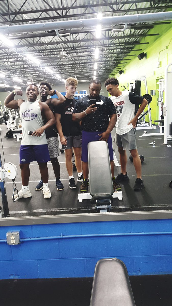 DLGRANT35's tweet photo. @WalhallaHSFBall #GrindSunday getting this work!!!! @Hitter42 @TheShift6 @willharriss13 @kahlil_wright #RAZORBACKNATION #Thegrind #WORKDONTSTOP https://t.co/5tEgzhGKRg