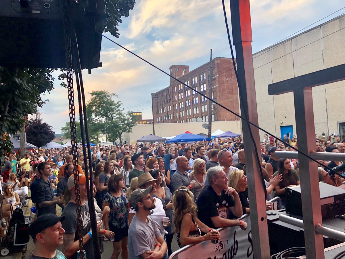 DMusicFest's tweet photo. @theclarks about to rock #VineRewind https://t.co/UFXUOPZ51Q