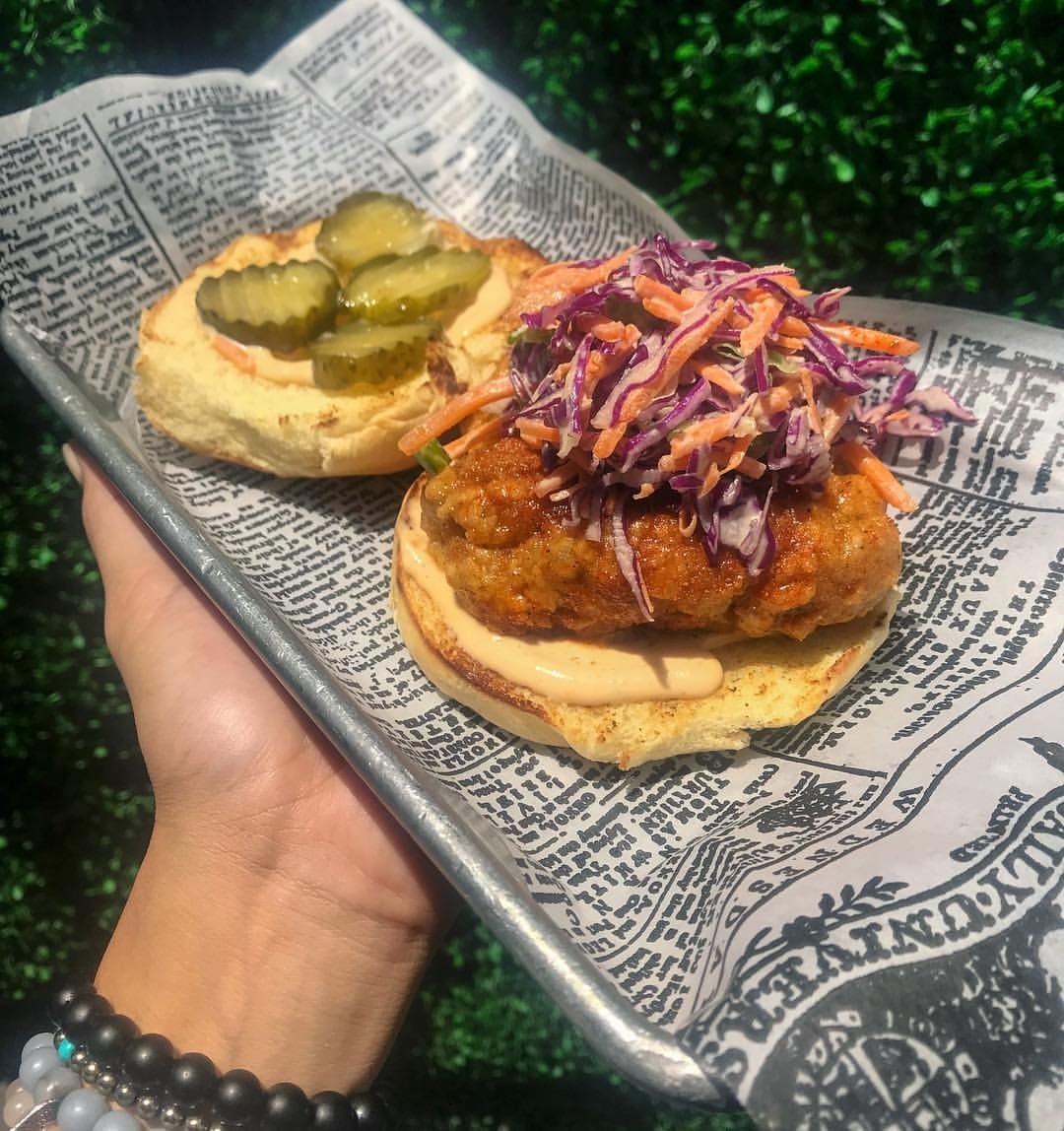 brunchlifefest's tweet photo. .@veggiefam.la poppin up with their hot fried chick'n sandwiches at #BrunchLifeFest August 4th ❤️🔥 Stop by and purchase your tickets ASAP 🤤 https://t.co/L2q8URAwyg
