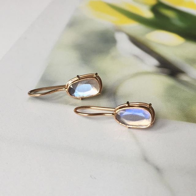Moonstone set in #18krosegold 🌚
.
See them next weekend @craftcouncil show in San Francisco!
.
#turasugden #moonstone #moonstoneearrings #dropearrings #madeinsf #rosegoldearrings #accsanfrancisco #craftcouncil #dailysparkle #futureheirlooms #jewelry #finejewelry #elevatedsetting