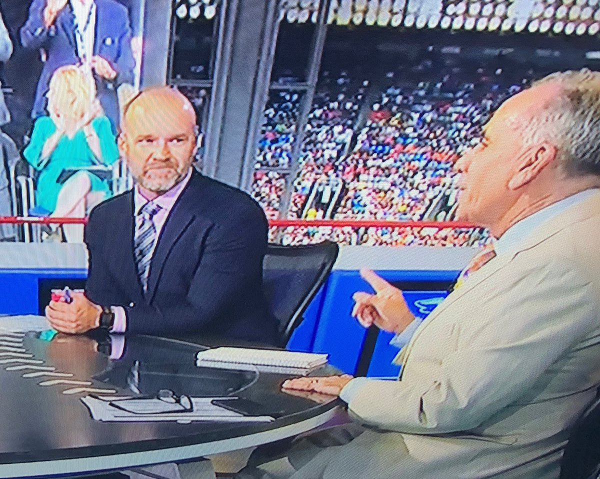 CarlsBeef's tweet photo. Find you a gurl who looks at you the way David Ross looks at Tim Kurkjian https://t.co/mZGCjdF3m1