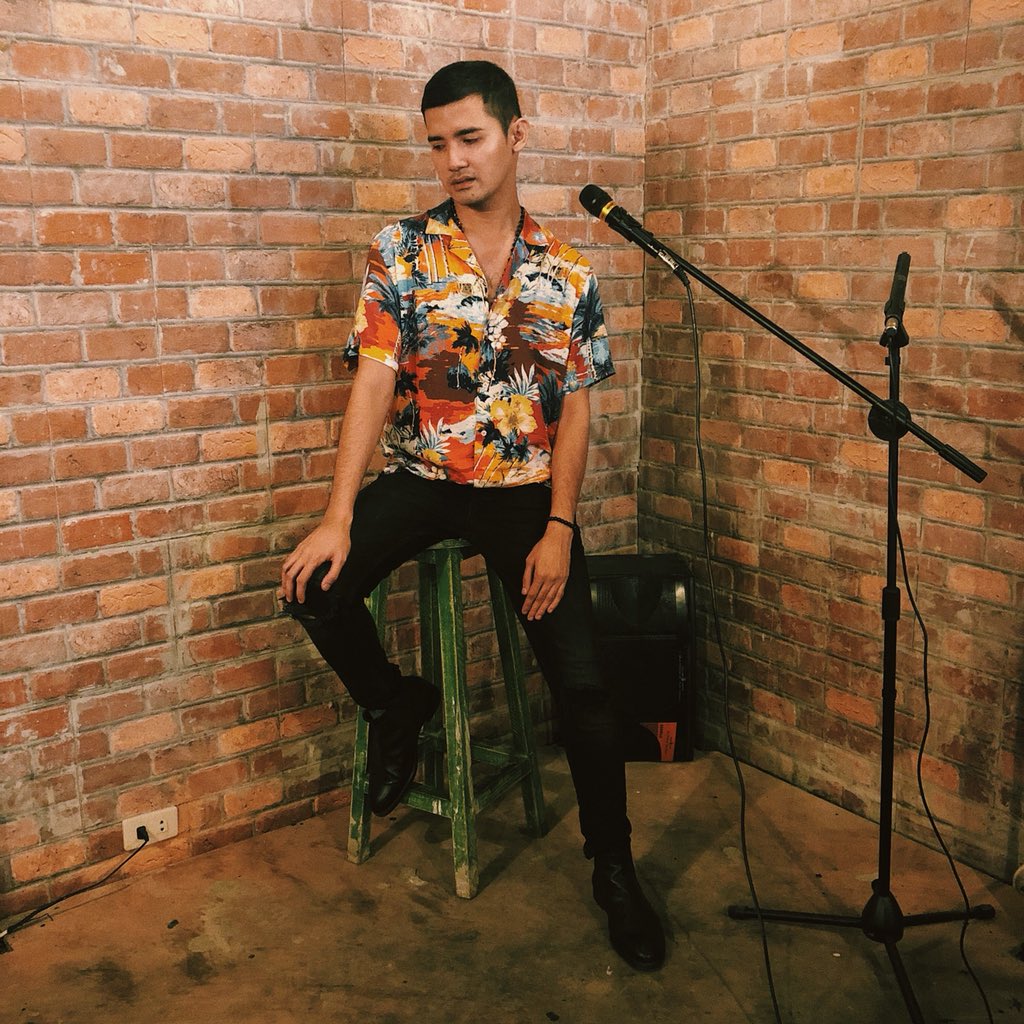 alwayscarlson's tweet photo. Yung tinutukan ka nya ng mic pero shy-type ka. Charot. 🎤🍆🍌 #BarbieProblems https://t.co/ARlnsydu1g