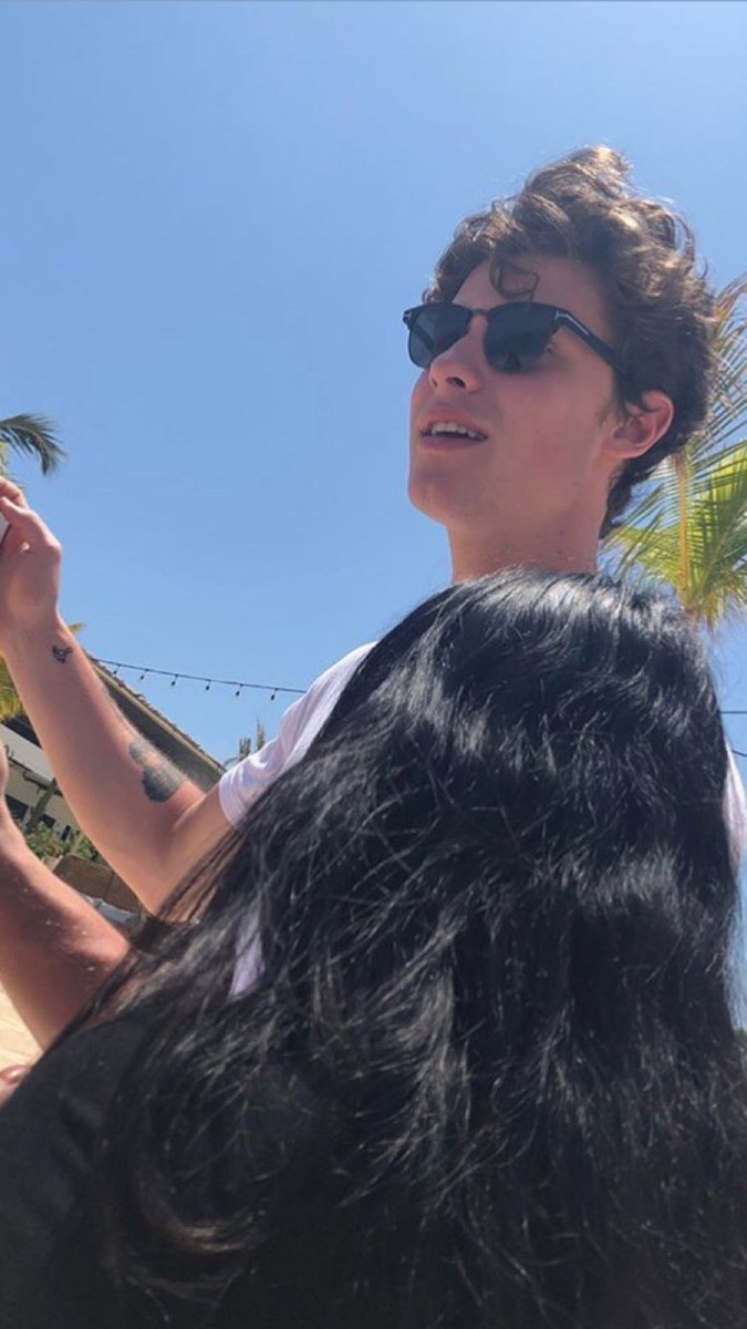 ShawnMUru's tweet photo. Nuevas fotos de Shawn en Los Cabos, Mexico mientras conocía a algunos fans el día de hoy. https://t.co/kDlFSoq1zb